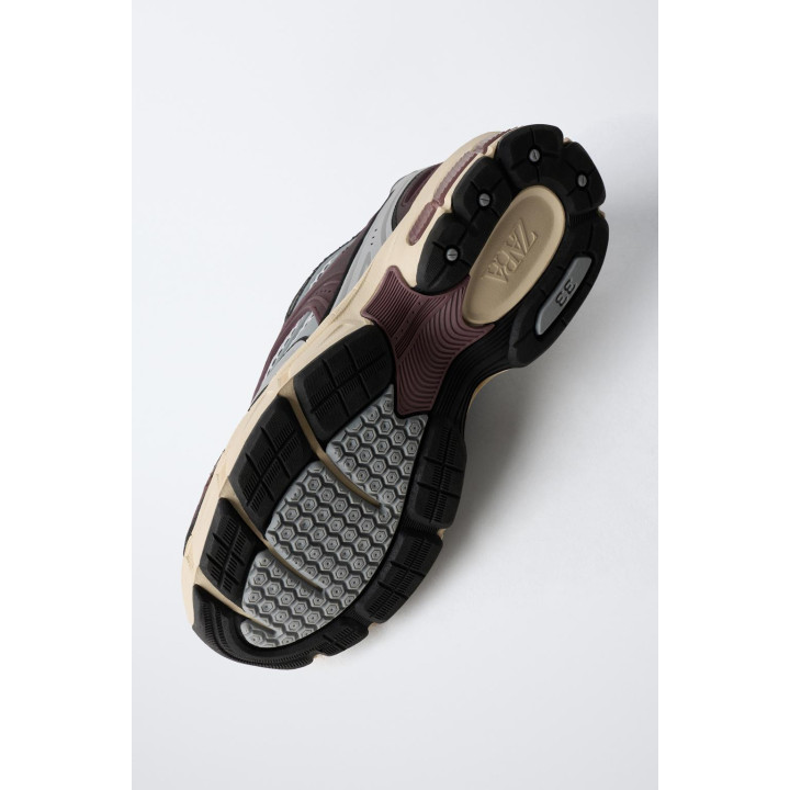 Спортивные кроссовки из сетчатого материала