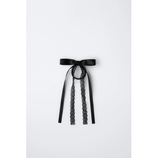 РЕЗИНКА ДЛЯ ВОЛОС С КРУЖЕВНЫМ И ГЛАДКИМ БАНТОМ И ЗАКОЛКОЙ