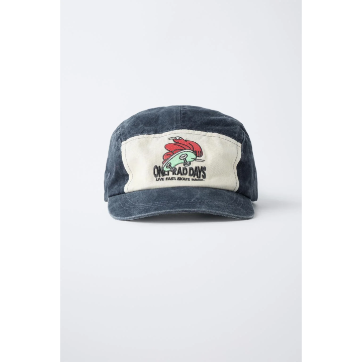 КЕПКА С ВЫШИВКОЙ И ЭФФЕКТОМ ПОТЕРТОСТИ