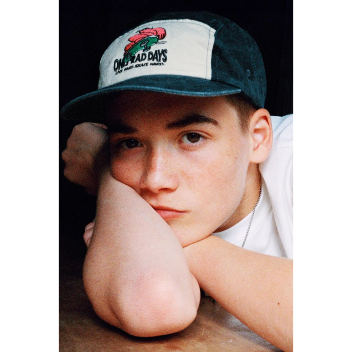 КЕПКА С ВЫШИВКОЙ И ЭФФЕКТОМ ПОТЕРТОСТИ