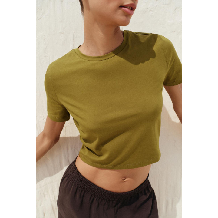 УКОРОЧЕННАЯ ФУТБОЛКА ИЗ ЭЛАСТИЧНОЙ ТКАНИ