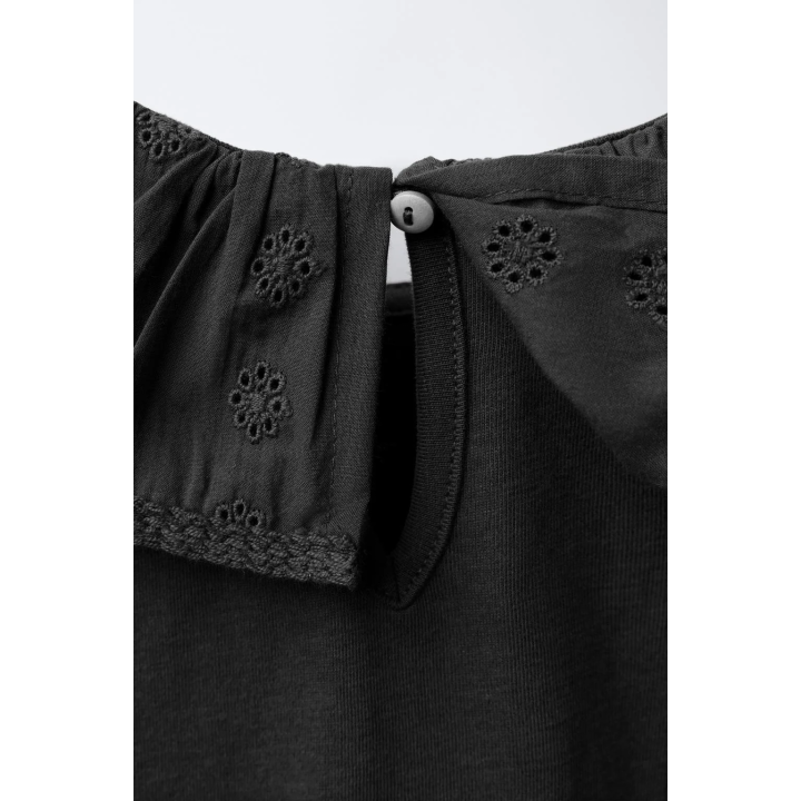 Футболка с воротником питер пэн и вышивкой