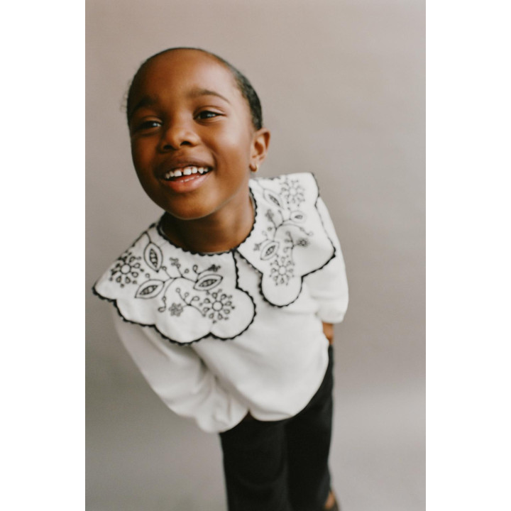 ФУТБОЛКА С ВЫШИВНЫМ ВОРОТНИКОМ