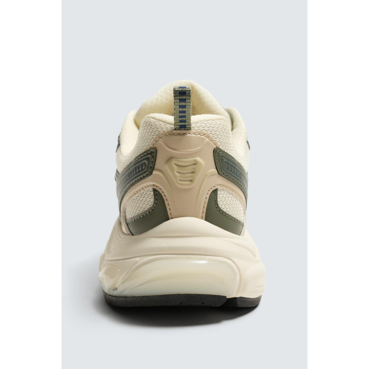 КРОССОВКИ НА ОБЪЕМНОЙ ПОДОШВЕ