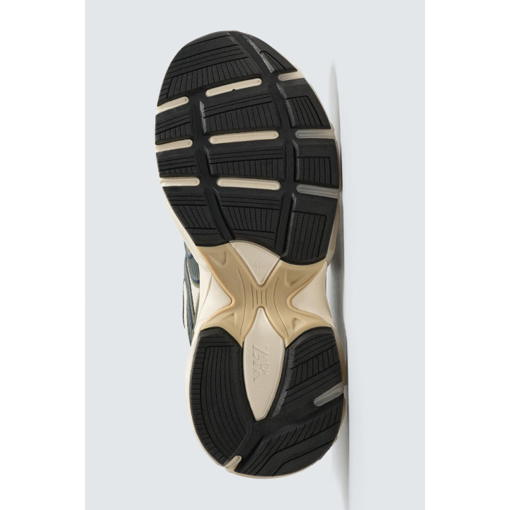 КРОССОВКИ НА ОБЪЕМНОЙ ПОДОШВЕ