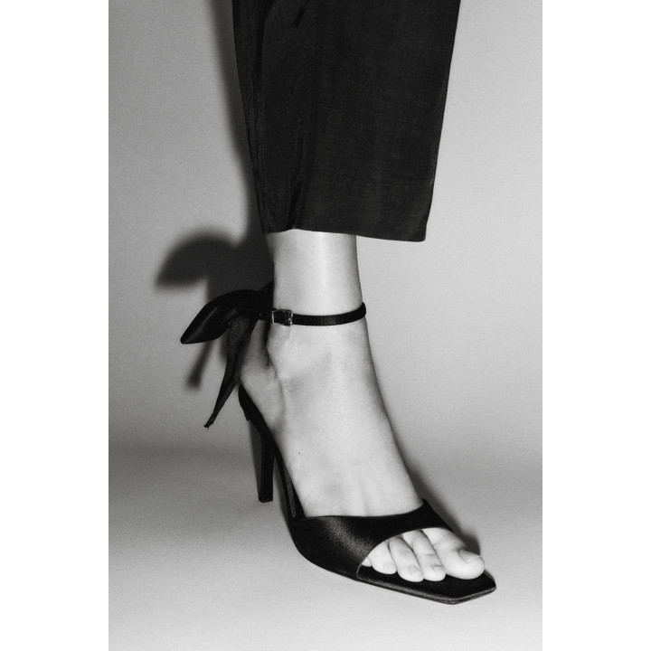 БОСОНОЖКИ НА КАБЛУКЕ С БОЛЬШИМ БАНТОМ