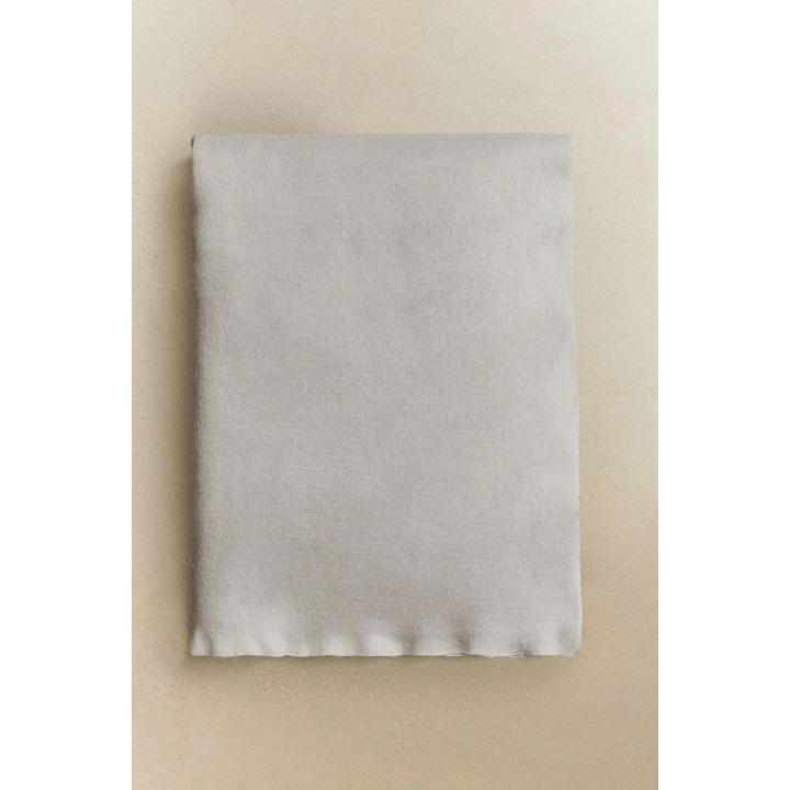 Плед с обрезной отделкой из мягкой ткани