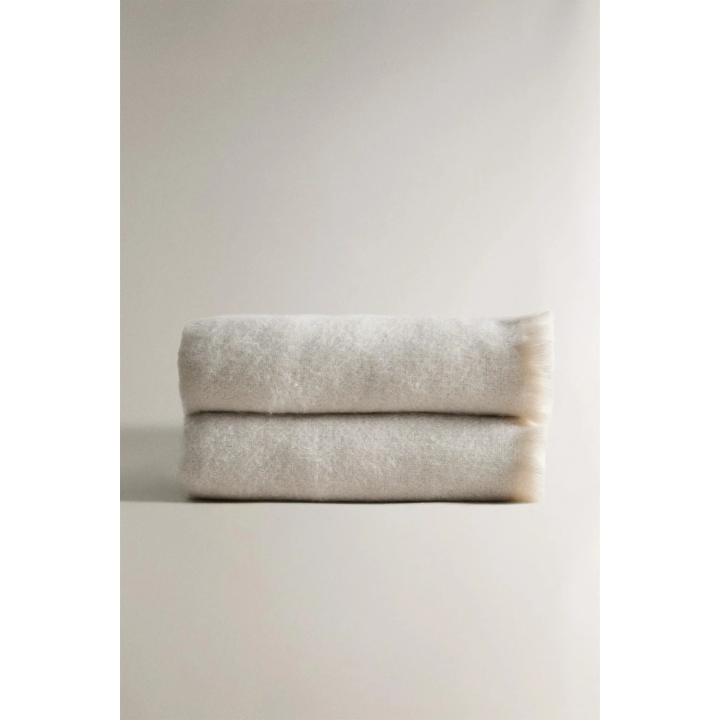 Плед с обрезной отделкой из мягкой ткани