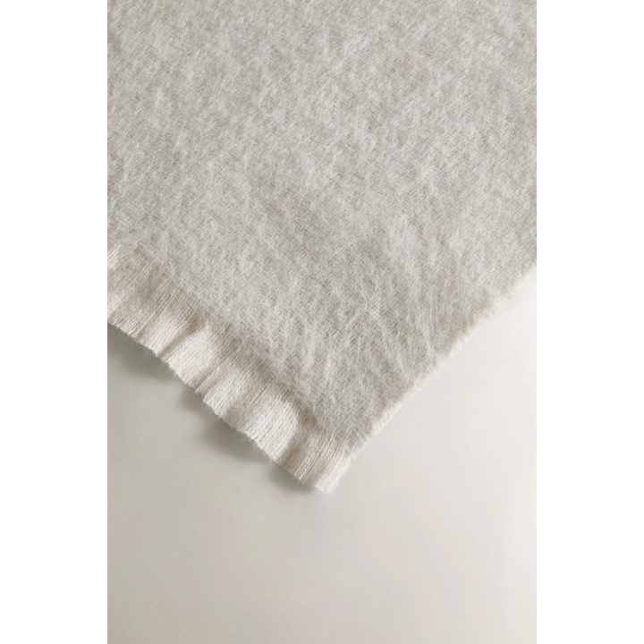 Плед с обрезной отделкой из мягкой ткани