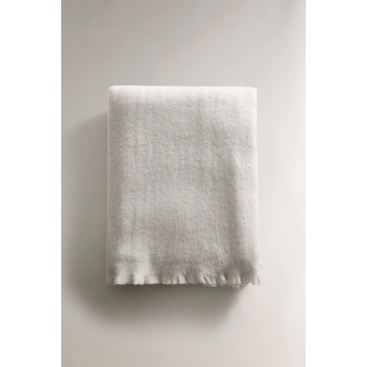 Плед с обрезной отделкой из мягкой ткани