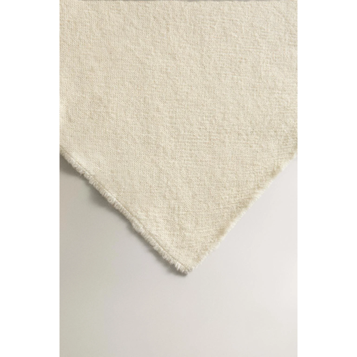 Плед с объемными кисточками