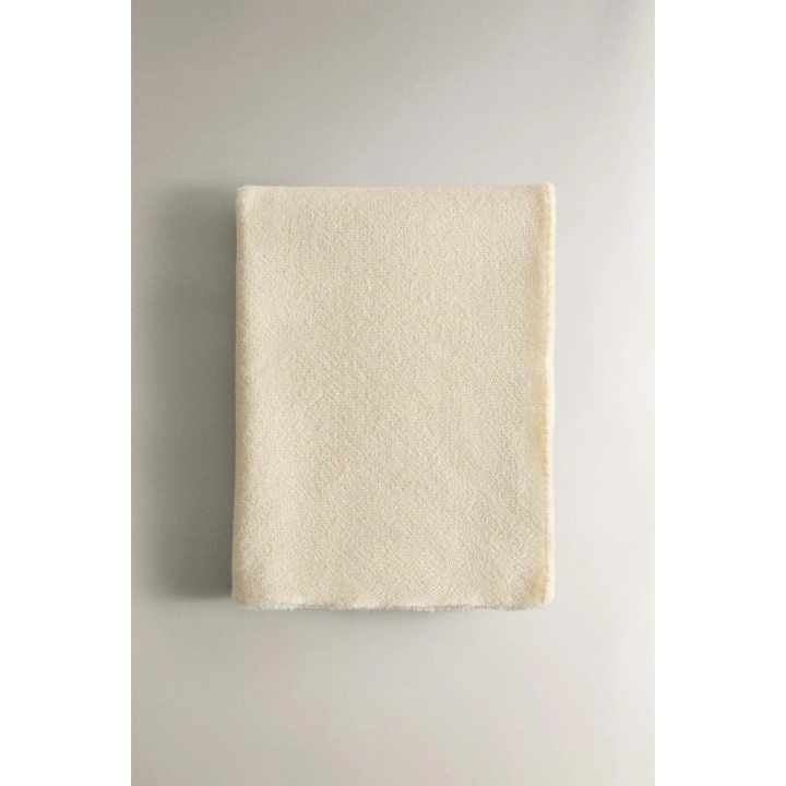 Плед с объемными кисточками