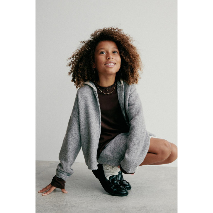 ВЯЗАНАЯ КУРТКА С КАПЮШОНОМ И КРУЖЕВНОЙ ОТДЕЛКОЙ