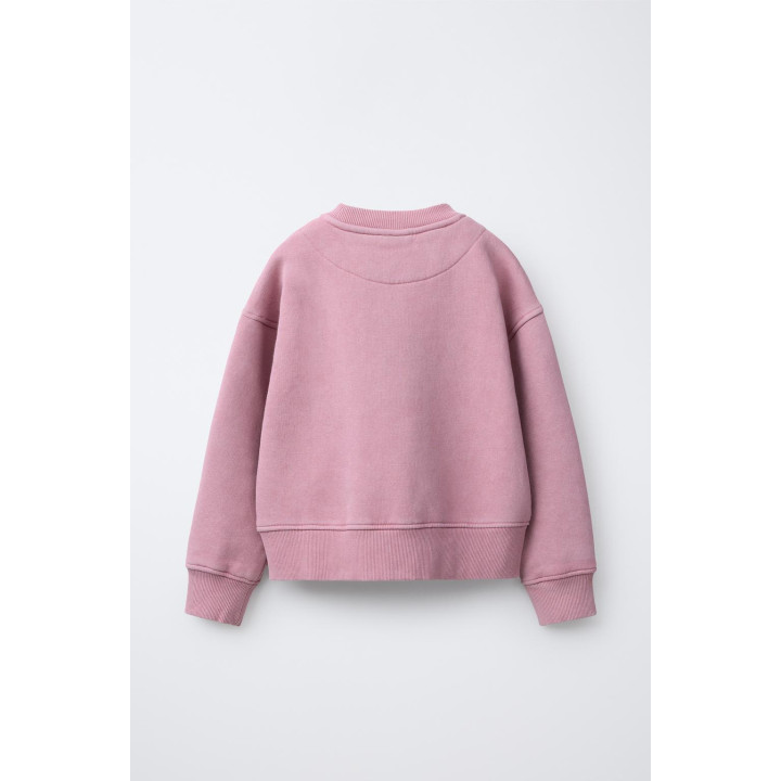 ТОЛСТОВКА С НАШИВКАМИ И ВЫСТИРАННЫМ ЭФФЕКТОМ