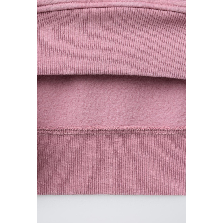 ТОЛСТОВКА С НАШИВКАМИ И ВЫСТИРАННЫМ ЭФФЕКТОМ