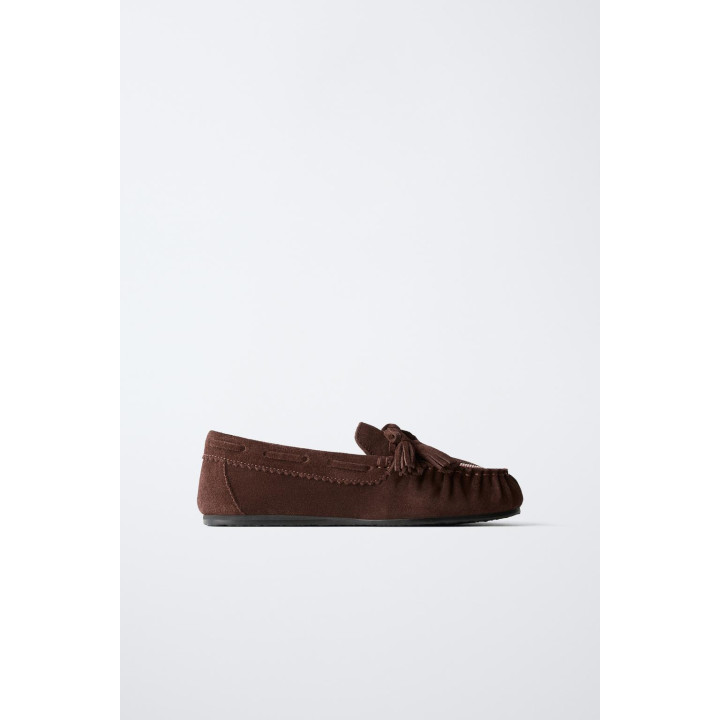 КОЖАНЫЕ ЛОФЕРЫ С КИСТОЧКАМИ