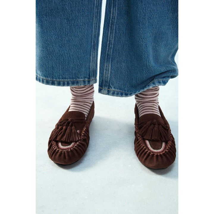 КОЖАНЫЕ ЛОФЕРЫ С КИСТОЧКАМИ