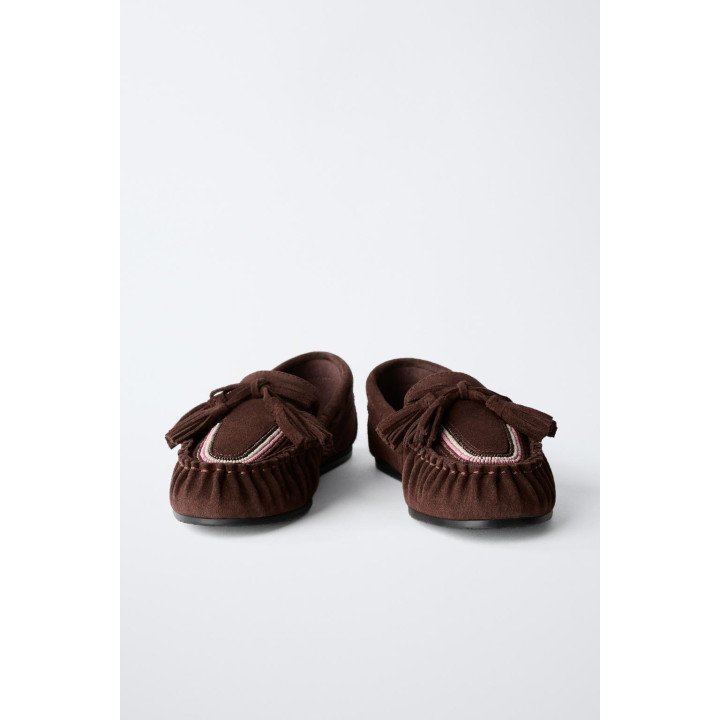 КОЖАНЫЕ ЛОФЕРЫ С КИСТОЧКАМИ