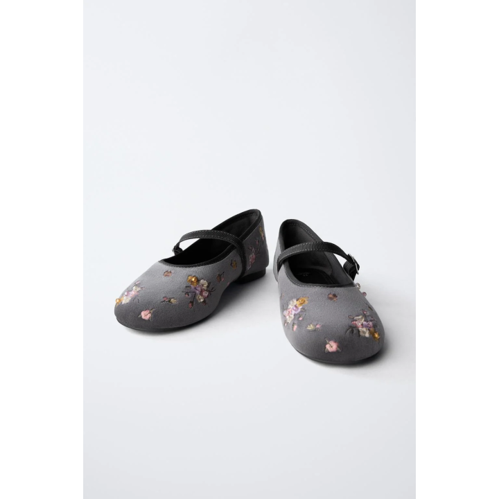 БАЛЕТКИ С ВЫШИВКОЙ В ВИДЕ ЦВЕТОВ