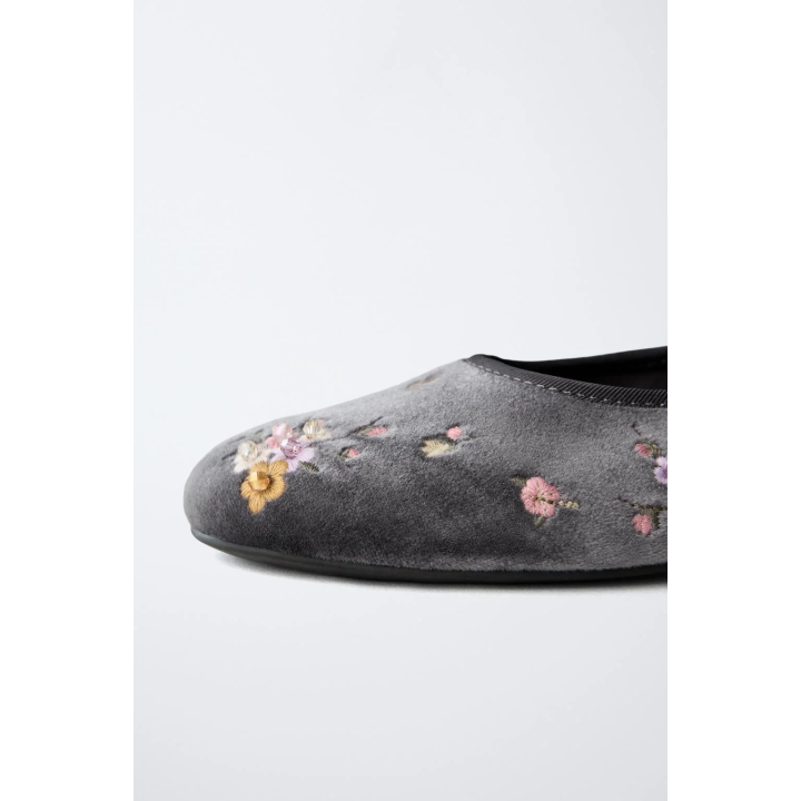 БАЛЕТКИ С ВЫШИВКОЙ В ВИДЕ ЦВЕТОВ