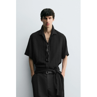 РУБАШКА СТРУЯЩЕГОСЯ ПОКРОЯ ИЗ РЕЛЬЕФНОЙ ТКАНИ