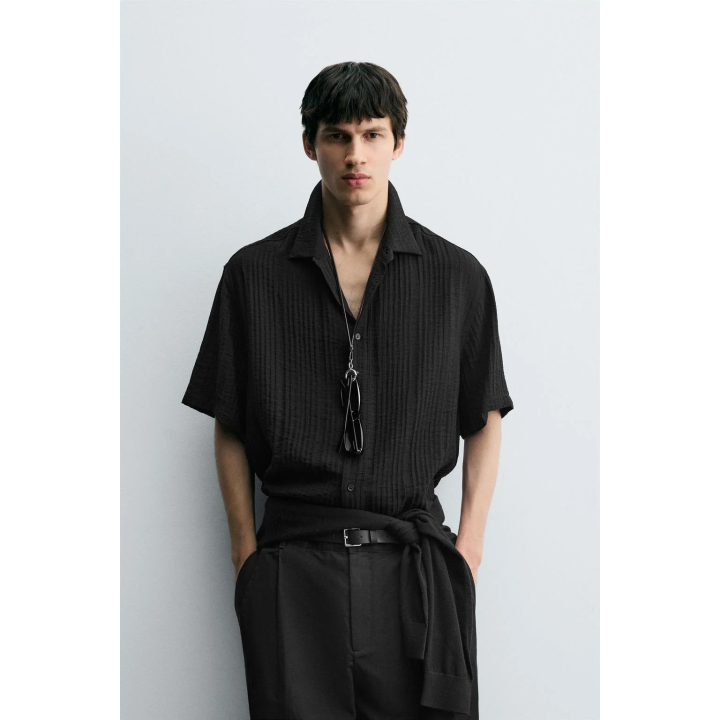 РУБАШКА СТРУЯЩЕГОСЯ ПОКРОЯ ИЗ РЕЛЬЕФНОЙ ТКАНИ