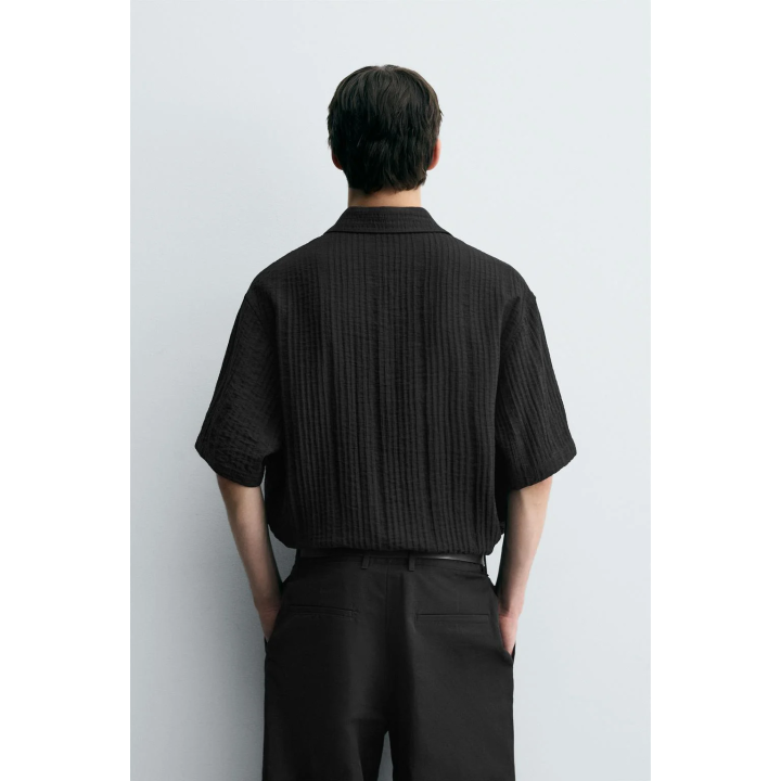 РУБАШКА СТРУЯЩЕГОСЯ ПОКРОЯ ИЗ РЕЛЬЕФНОЙ ТКАНИ