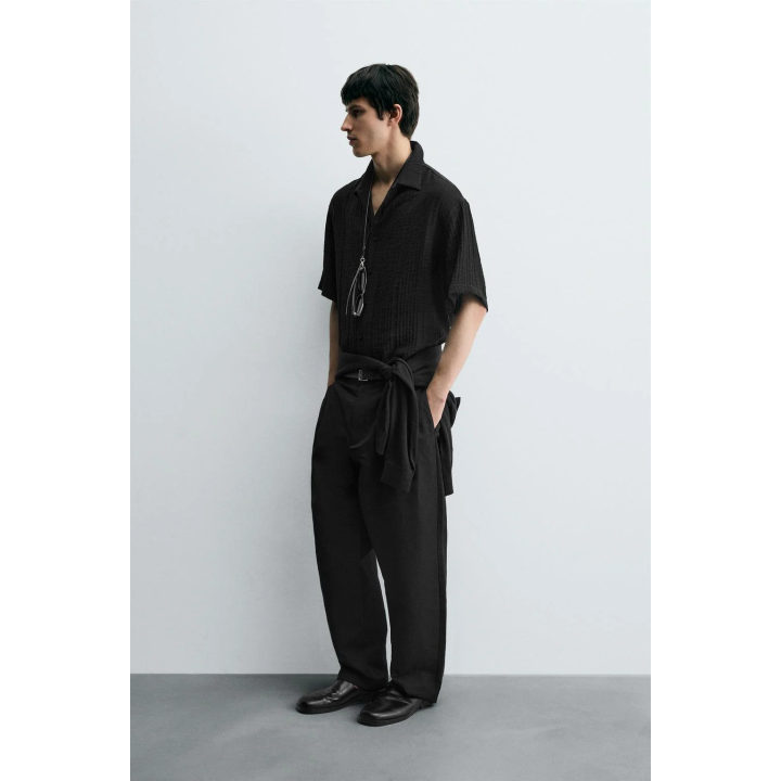 РУБАШКА СТРУЯЩЕГОСЯ ПОКРОЯ ИЗ РЕЛЬЕФНОЙ ТКАНИ