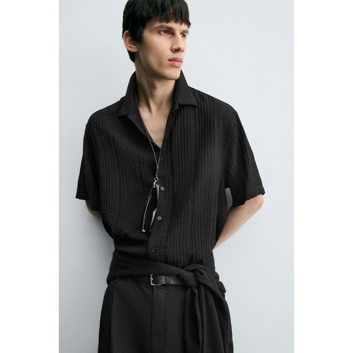 РУБАШКА СТРУЯЩЕГОСЯ ПОКРОЯ ИЗ РЕЛЬЕФНОЙ ТКАНИ