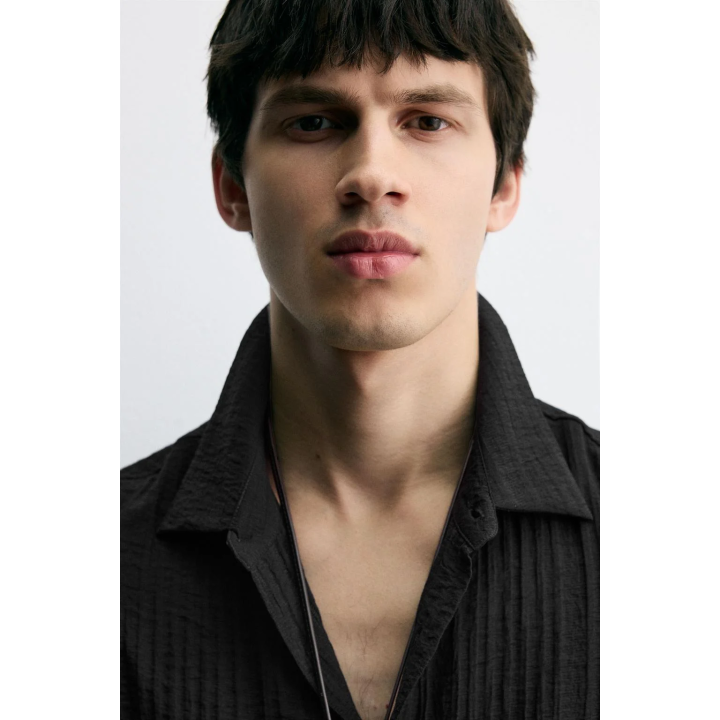 РУБАШКА СТРУЯЩЕГОСЯ ПОКРОЯ ИЗ РЕЛЬЕФНОЙ ТКАНИ