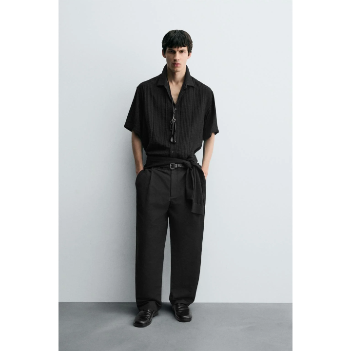 РУБАШКА СТРУЯЩЕГОСЯ ПОКРОЯ ИЗ РЕЛЬЕФНОЙ ТКАНИ