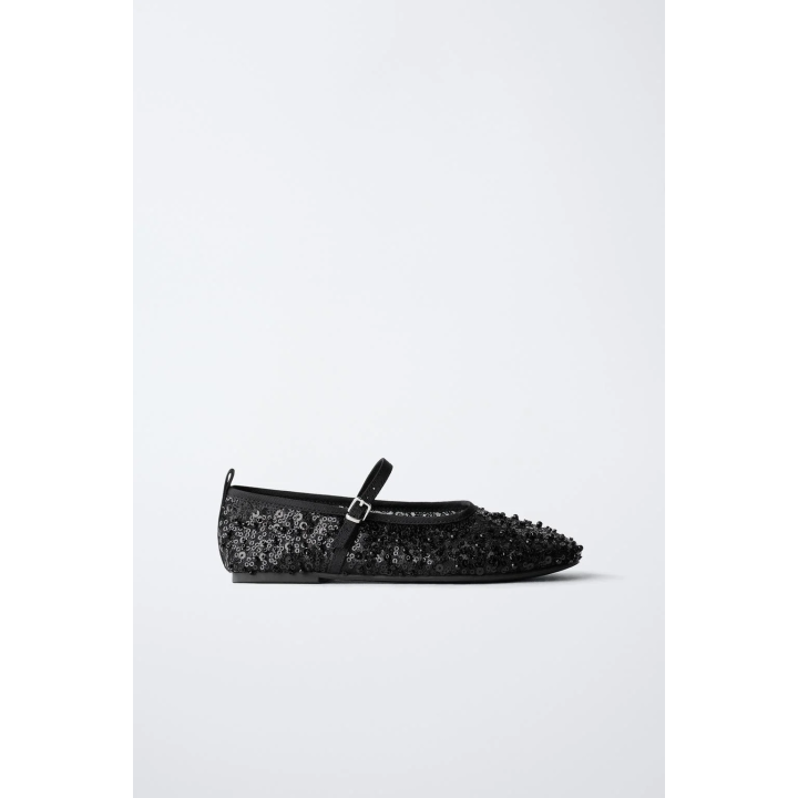 Балетки с пряжкой и бусинами