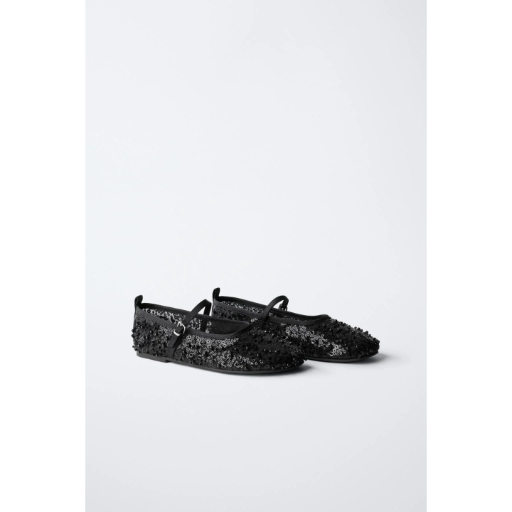 Балетки с пряжкой и бусинами