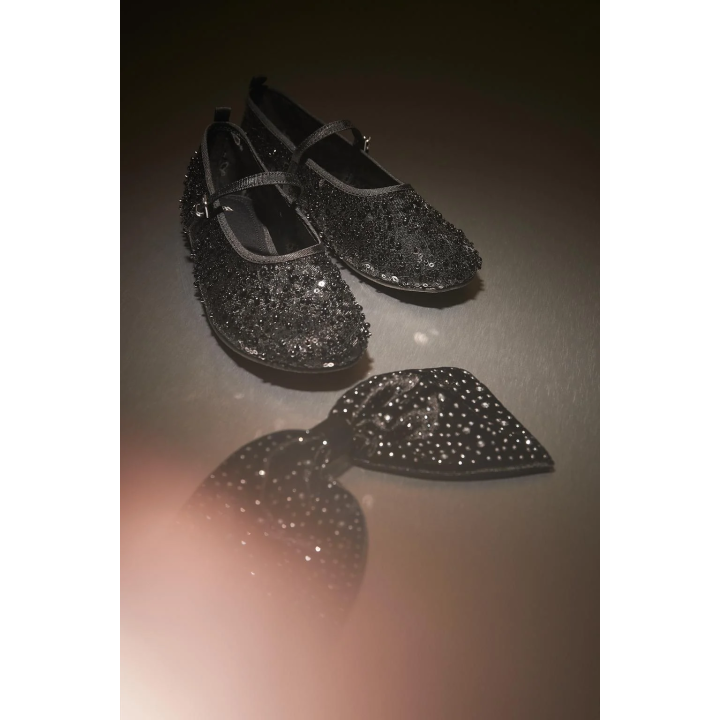 Балетки с пряжкой и бусинами