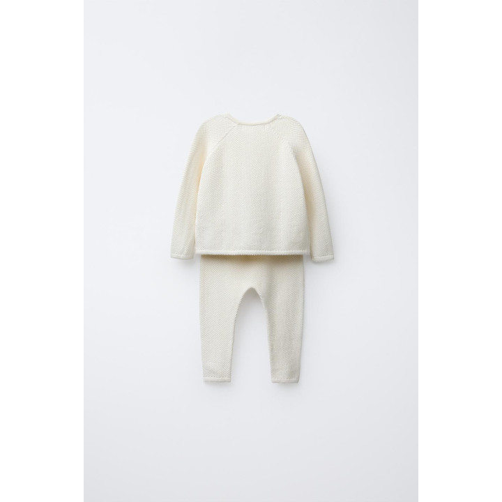 Набор вязаной кофты и брюк