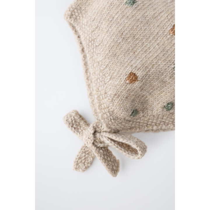 ТРИКОТАЖНЫЙ ЧЕПЧИК С ШАРИКАМИ