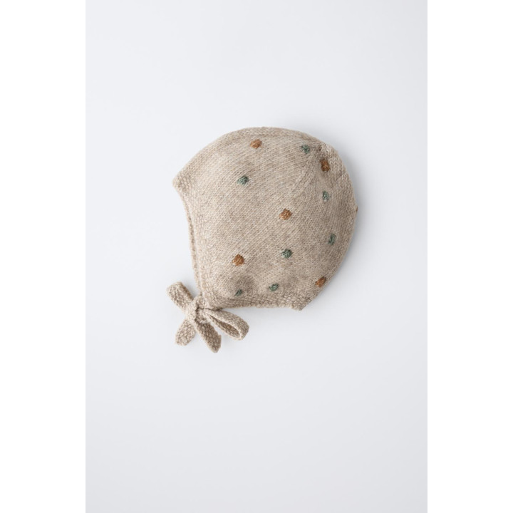 ТРИКОТАЖНЫЙ ЧЕПЧИК С ШАРИКАМИ