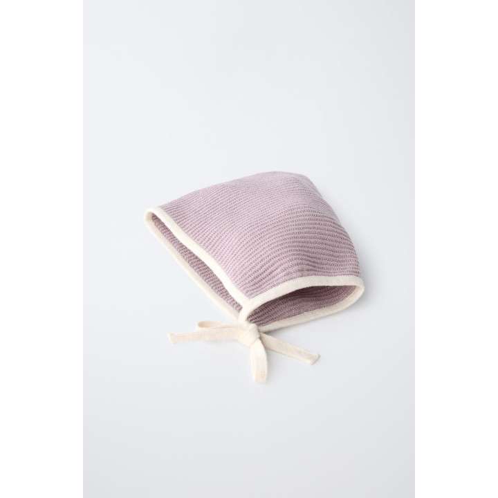 ОСТРОКОНЕЧНАЯ ШАПКА С КОНТРАСТНОЙ ОТДЕЛКОЙ