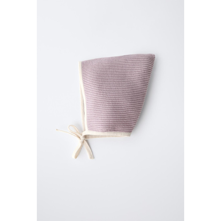 ОСТРОКОНЕЧНАЯ ШАПКА С КОНТРАСТНОЙ ОТДЕЛКОЙ