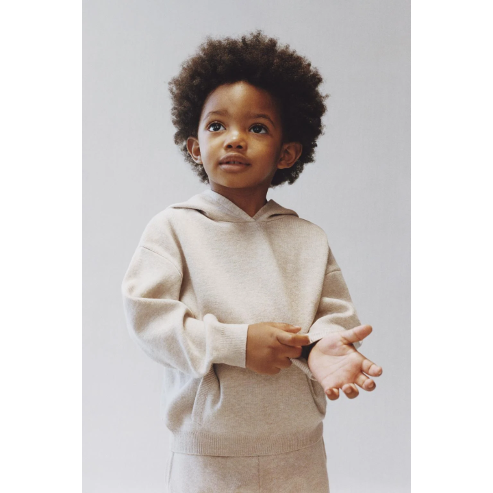 ТРИКОТАЖНАЯ ТОЛСТОВКА С КАПЮШОНОМ