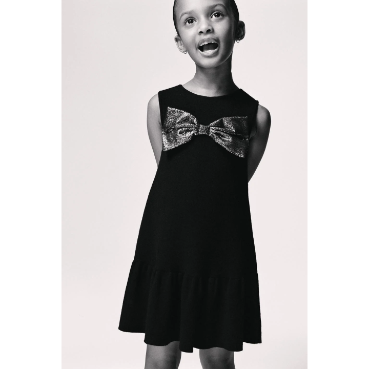 ТРИКОТАЖНОЕ ПЛАТЬЕ С БЛЕСТЯЩИМ БАНТОМ