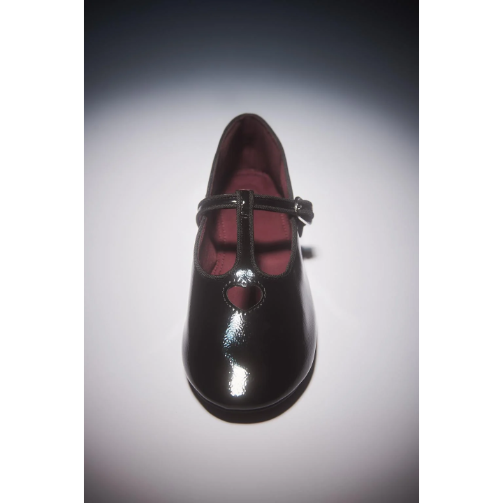 Балетки на t-образной застежке с деталями в виде сердец