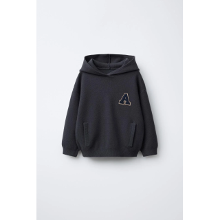 Джемпер с вязаными буквами на капюшоне