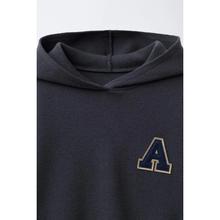 Джемпер с вязаными буквами на капюшоне