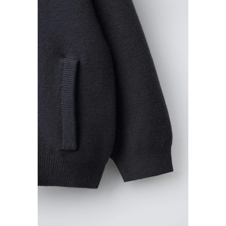 Джемпер с вязаными буквами на капюшоне