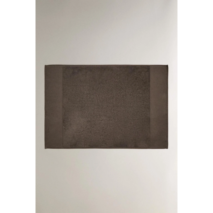 BATH MAT WITH WIDE EDGE