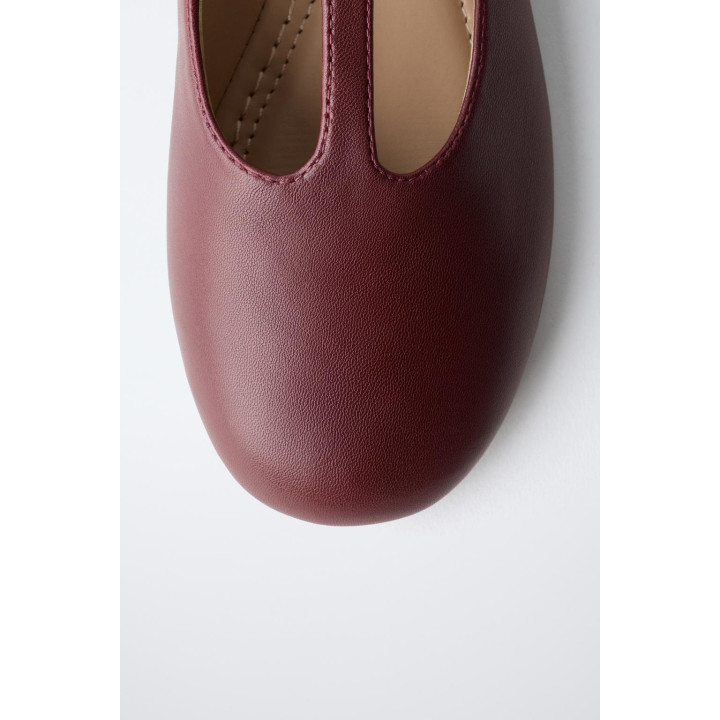 КОЖАНЫЕ БАЛЕТКИ С РЕМЕШКОМ В ВИДЕ БУКВЫ Т