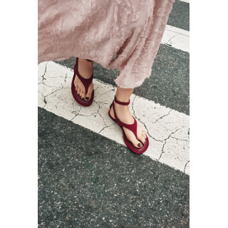 ПЛОСКИЕ САНДАЛИИ С ПЕРЕМЫЧКОЙ ДЛЯ ПАЛЬЦА ИЗ СПИЛКА