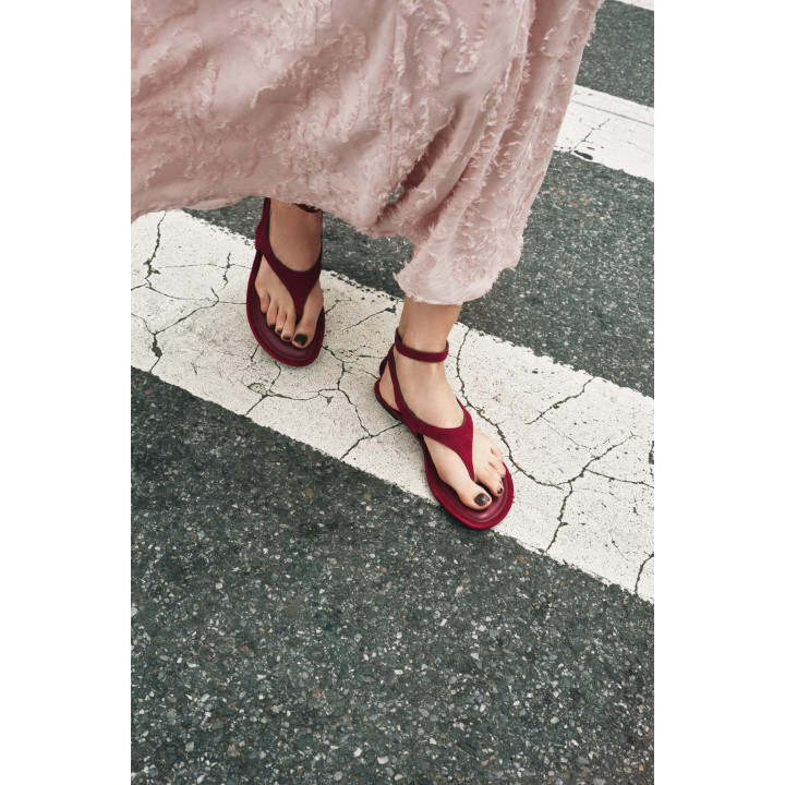 ПЛОСКИЕ САНДАЛИИ С ПЕРЕМЫЧКОЙ ДЛЯ ПАЛЬЦА ИЗ СПИЛКА