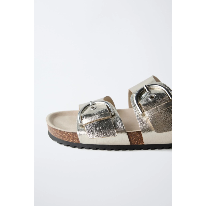 САНДАЛИИ С МЕТАЛЛИЧЕСКИМ БЛЕСКОМ И ПРЯЖКАМИ